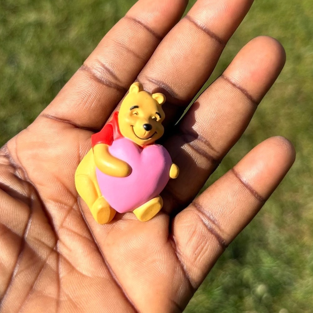 Disney Pin WINNIE THE POOH Hugging Heart Valentine Brooch Hallmark CDS - Picture 9 of 9